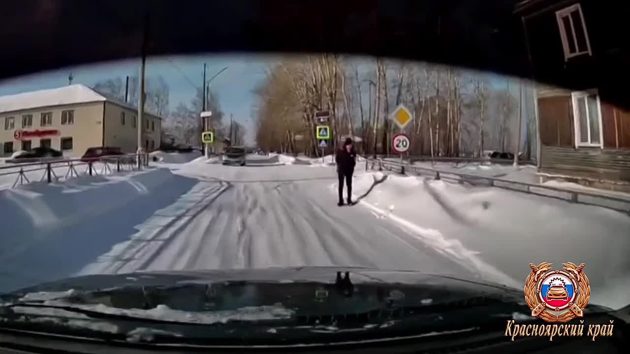 Цепная реакция на перекрестке: как одно нарушение привело к двойному ДТП в Лесосибирске