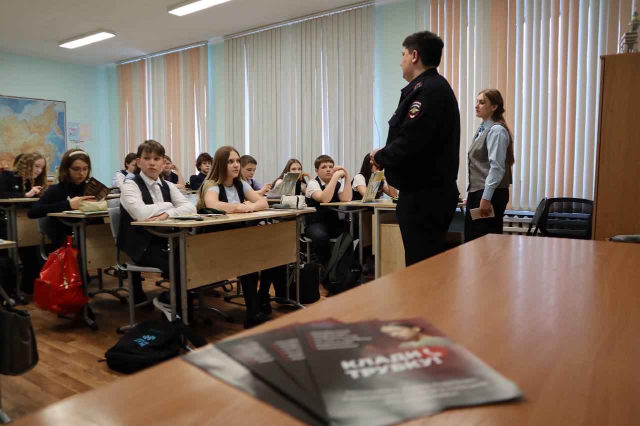 ВМЕСТЕ ПРОТИВ МОШЕННИКОВ. Вчера, 19 февраля, в Единый день профилактики полицейские со всего Красноярского края провели традиционные противомошеннические беседы с жителями региона ВМЕСТЕ ПРОТИВ МОШЕННИКОВ. Вчера, 19 февраля, в Единый день профилактики полицейские со всего Красноярского края провели традиционные противомошеннические беседы с жителями региона