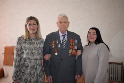 В Свердловском районе поздравили участников Великой Отечественной войны с Днём защитника Отечества