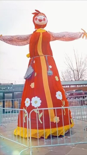 На Ярыгинской набережной установили шестиметровое чучело Масленицы