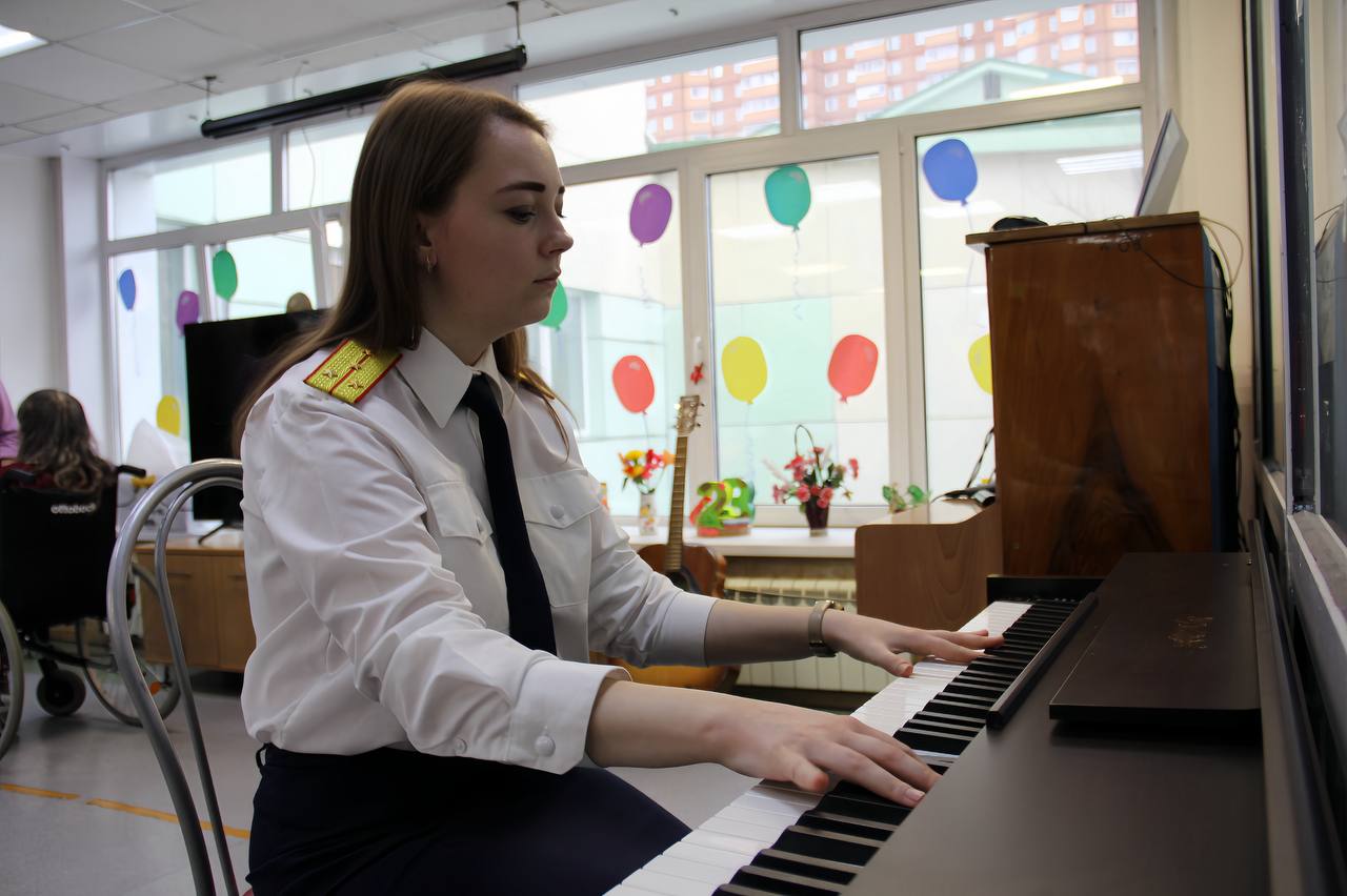 Офицеры СК России и члены союза «Юный следователь» поздравили постояльцев пансионата «Солнечный» и ветеранов СВО с Днём защитника Отечества Офицеры СК России и члены союза «Юный следователь» поздравили постояльцев пансионата «Солнечный» и ветеранов СВО с Днём защитника Отечества