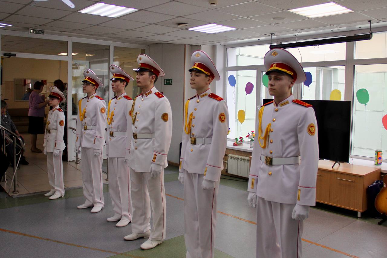 Офицеры СК России и члены союза «Юный следователь» поздравили постояльцев пансионата «Солнечный» и ветеранов СВО с Днём защитника Отечества Офицеры СК России и члены союза «Юный следователь» поздравили постояльцев пансионата «Солнечный» и ветеранов СВО с Днём защитника Отечества