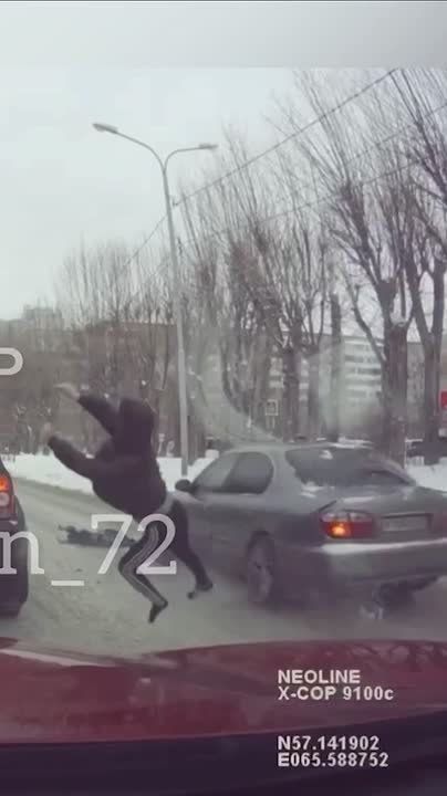 СТРАШНЫЕ КАДРЫ ИЗ ТЮМЕНИ. ПОД КОЛЕСА ПОПАЛА БЕРЕМЕННАЯ МАТЬ С МАЛОЛЕТНИМ РЕБЕНКОМ