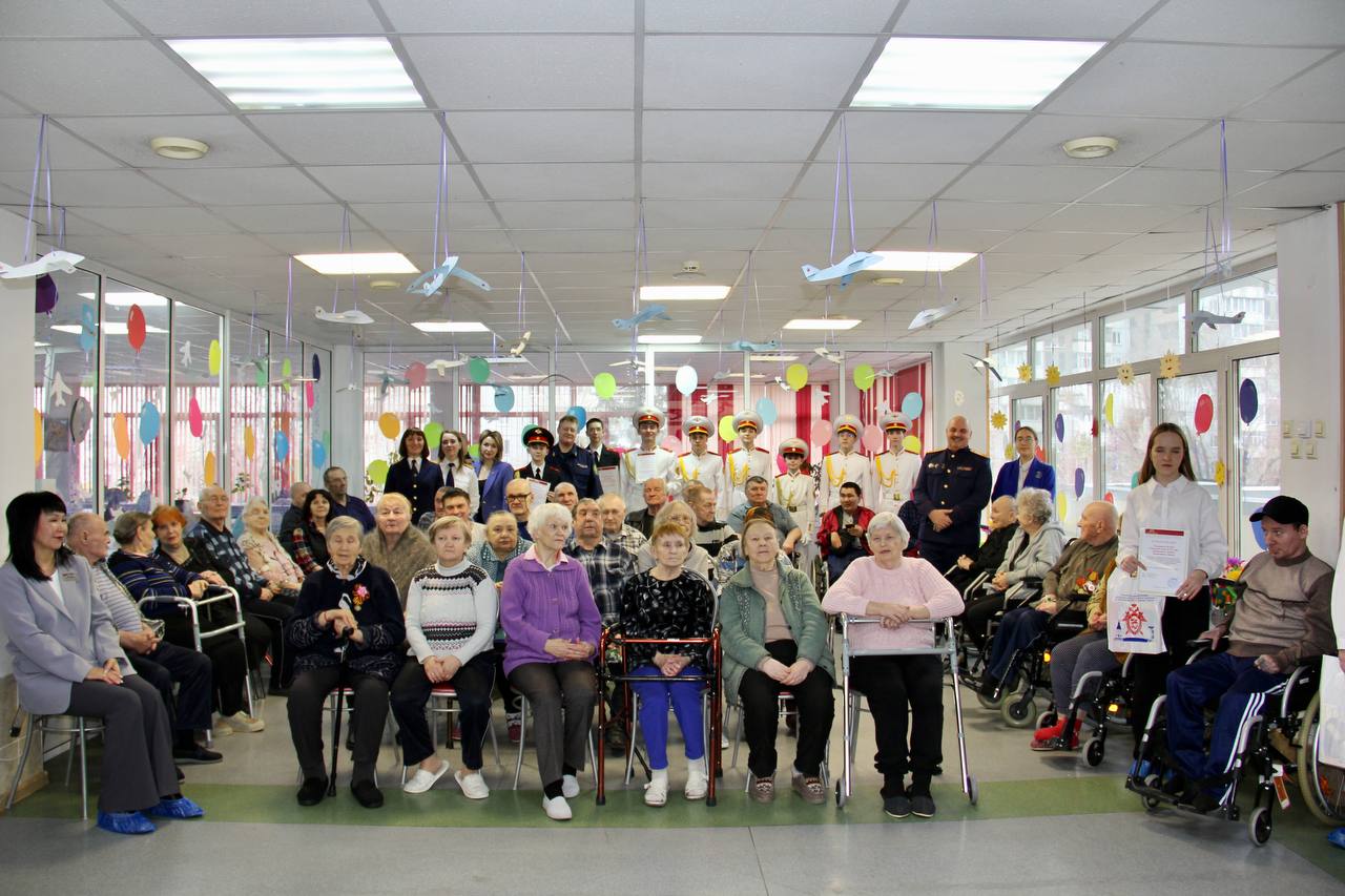 Офицеры СК России и члены союза «Юный следователь» поздравили постояльцев пансионата «Солнечный» и ветеранов СВО с Днём защитника Отечества