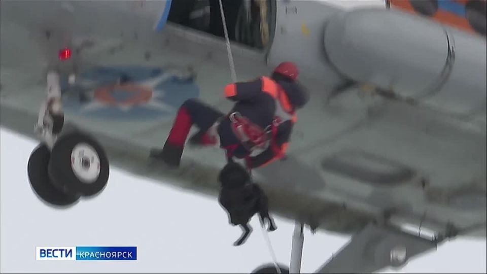 Спасатели МЧС России провели тренировку по беспарашютному десантированию