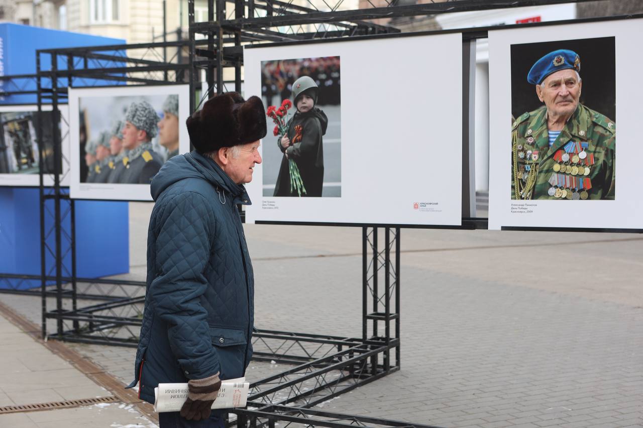 В сквере имени Дзержинского в Красноярске работает фотовыставка, посвященная Дню защитника Отечества В сквере имени Дзержинского в Красноярске работает фотовыставка, посвященная Дню защитника Отечества