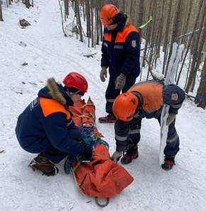 Двое туристов пострадали по пути на скалу Ермак в нацпарке «Красноярские Столбы»