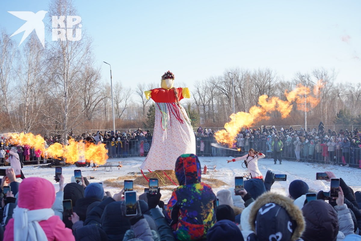 Огнемёты вместо спичек: в Красноярске на Масленицу сожгли чучело за 20 секунд и штурмовали столб в плавках в -21 Огнемёты вместо спичек: в Красноярске на Масленицу сожгли чучело за 20 секунд и штурмовали столб в плавках в -21