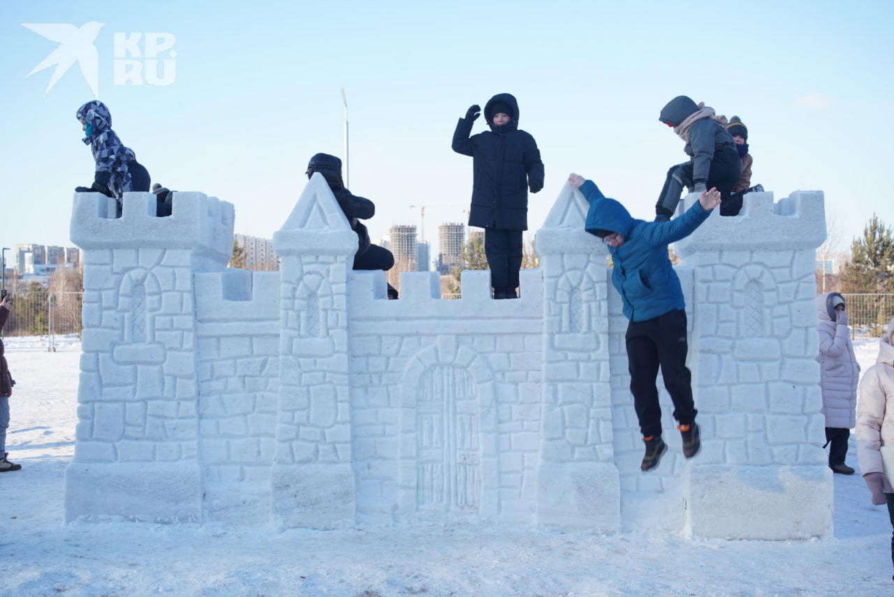 Огнемёты вместо спичек: в Красноярске на Масленицу сожгли чучело за 20 секунд и штурмовали столб в плавках в -21 Огнемёты вместо спичек: в Красноярске на Масленицу сожгли чучело за 20 секунд и штурмовали столб в плавках в -21