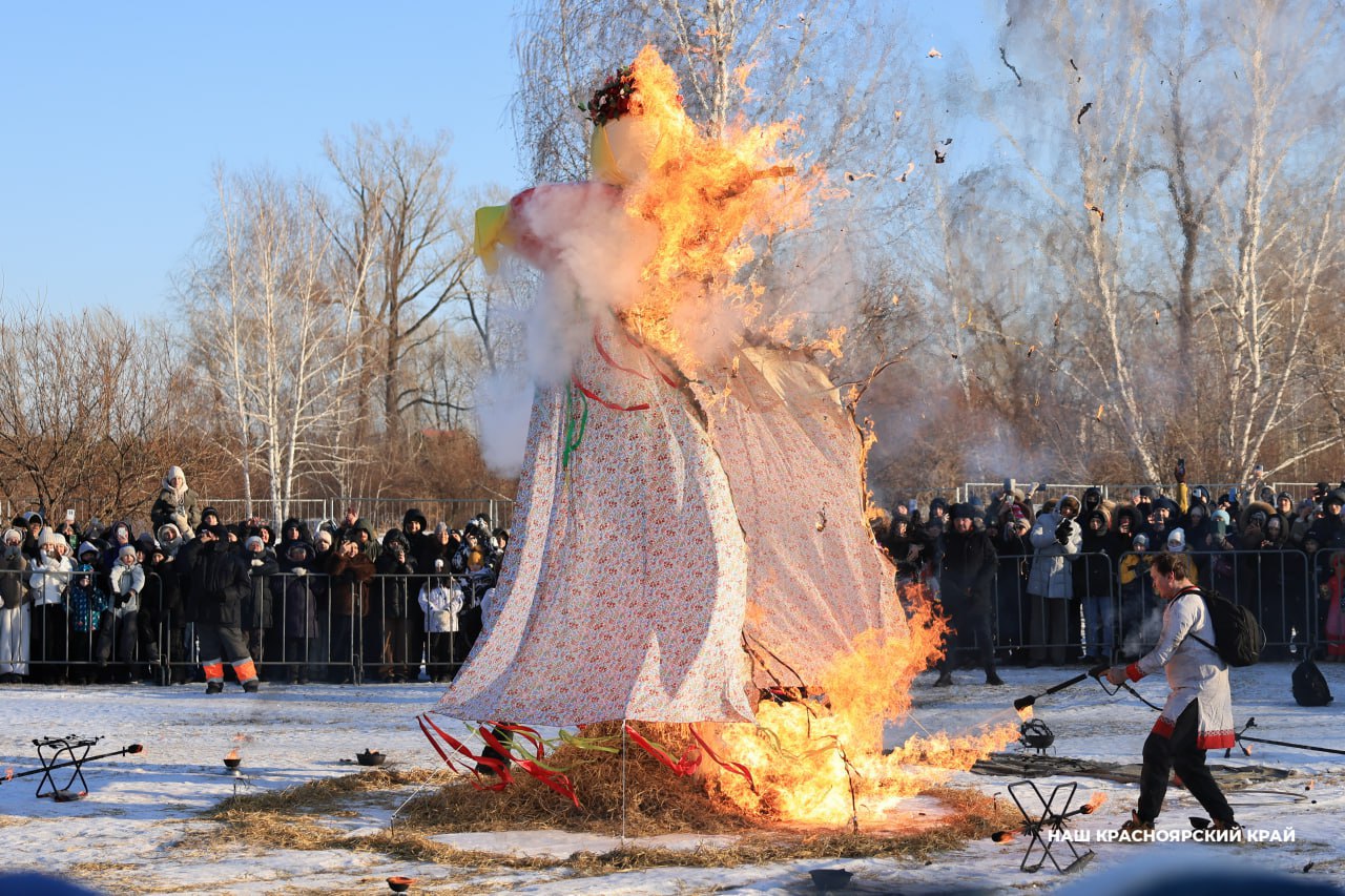 Чучело Масленицы сожгли в Татышев-парке Чучело Масленицы сожгли в Татышев-парке