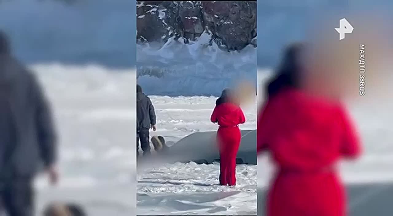 В соцсетях появилось видео, как «буханка» с туристами ушла под лёд на Байкал