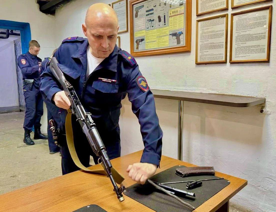 В преддверии Дня защитника Отечества в МО МВД России «Ачинский» прошёл мини-чемпионат по сборке и разборке автомата Калашникова