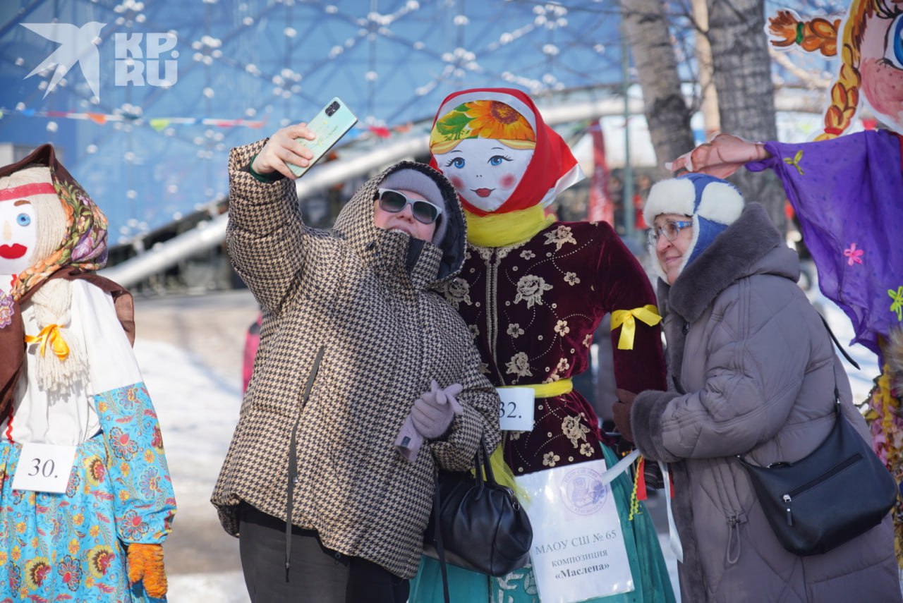 Огнемёты вместо спичек: в Красноярске на Масленицу сожгли чучело за 20 секунд и штурмовали столб в плавках в -21 Огнемёты вместо спичек: в Красноярске на Масленицу сожгли чучело за 20 секунд и штурмовали столб в плавках в -21