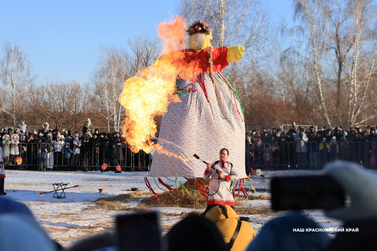 Чучело Масленицы сожгли в Татышев-парке Чучело Масленицы сожгли в Татышев-парке