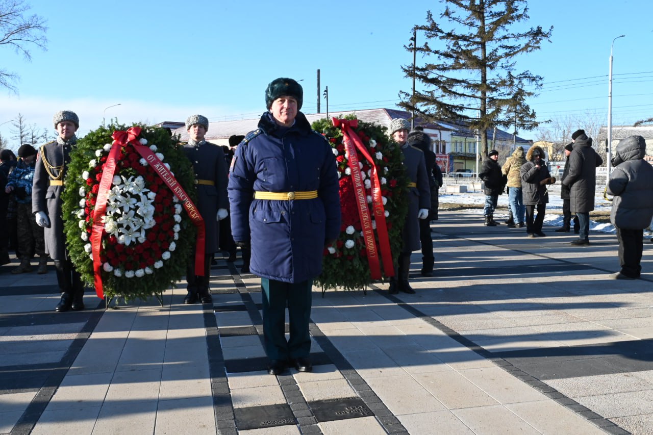 Каждый год в День защитника Отечества у Мемориала Победы собираются красноярцы разных поколений Каждый год в День защитника Отечества у Мемориала Победы собираются красноярцы разных поколений