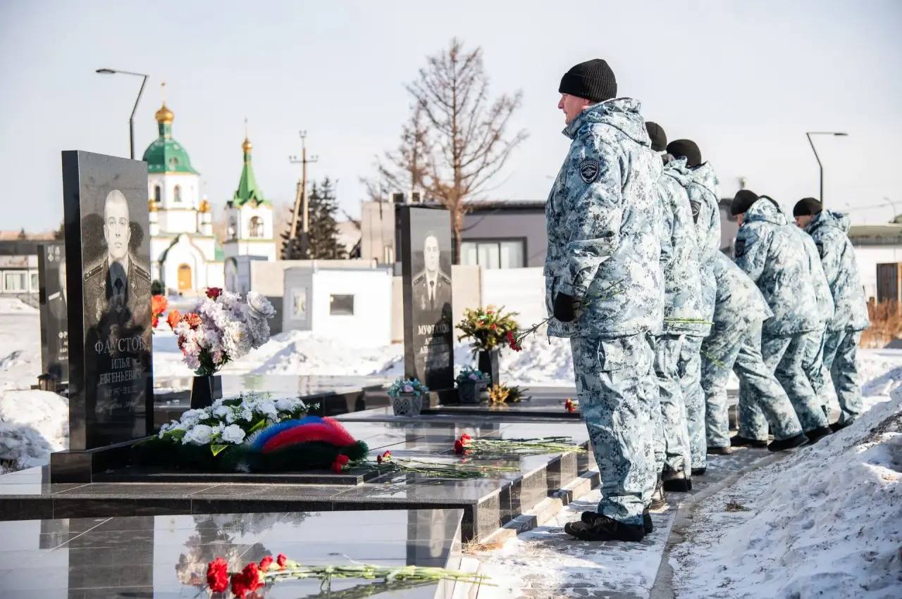 Красноярские полицейские почтили память коллег, погибших при исполнении служебных обязанностей в зоне проведения специальной военной операции Красноярские полицейские почтили память коллег, погибших при исполнении служебных обязанностей в зоне проведения специальной военной операции