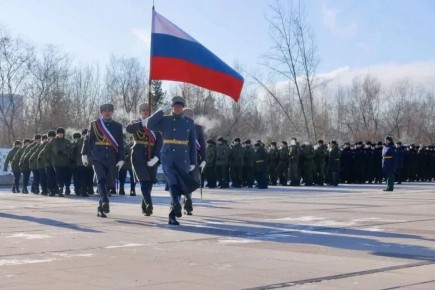 В Красноярске возложили цветы у Вечного огня на Мемориале Победы