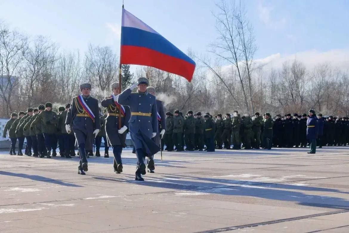 В Красноярске возложили цветы у Вечного огня на Мемориале Победы