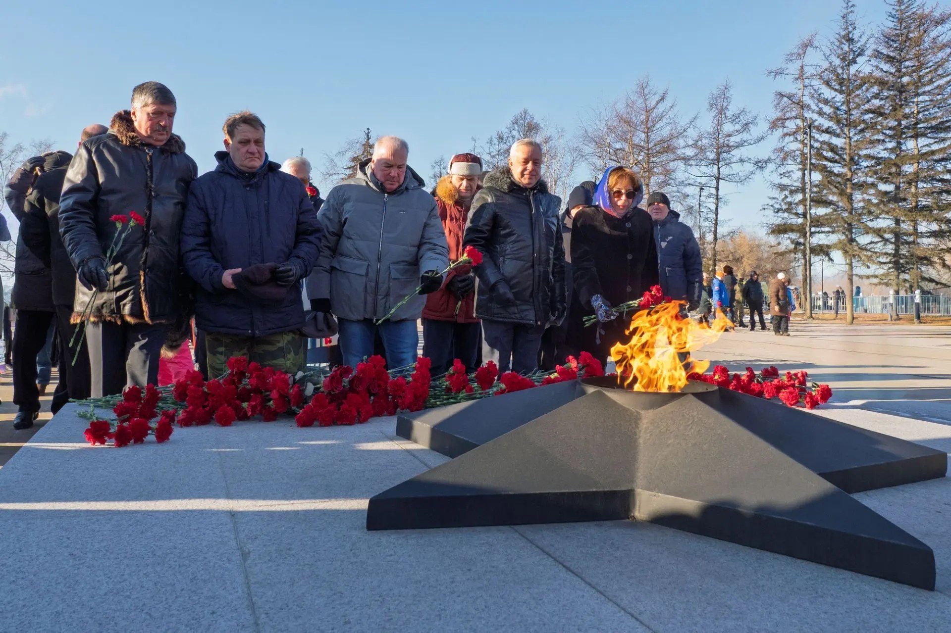 В День защитника Отечества депутаты Красноярского городского Совета приняли участие в церемонии возложения венков и цветов к Вечному огню на площади Победы В День защитника Отечества депутаты Красноярского городского Совета приняли участие в церемонии возложения венков и цветов к Вечному огню на площади Победы