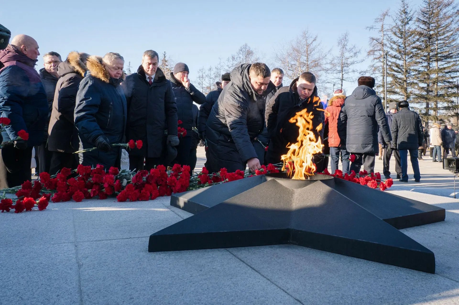 В День защитника Отечества депутаты Красноярского городского Совета приняли участие в церемонии возложения венков и цветов к Вечному огню на площади Победы В День защитника Отечества депутаты Красноярского городского Совета приняли участие в церемонии возложения венков и цветов к Вечному огню на площади Победы