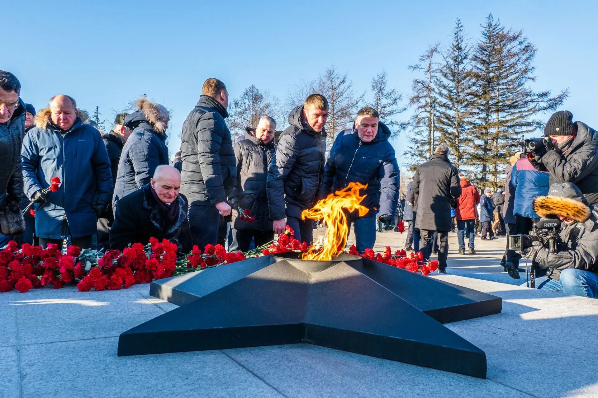 В День защитника Отечества депутаты Красноярского городского Совета приняли участие в церемонии возложения венков и цветов к Вечному огню на площади Победы В День защитника Отечества депутаты Красноярского городского Совета приняли участие в церемонии возложения венков и цветов к Вечному огню на площади Победы