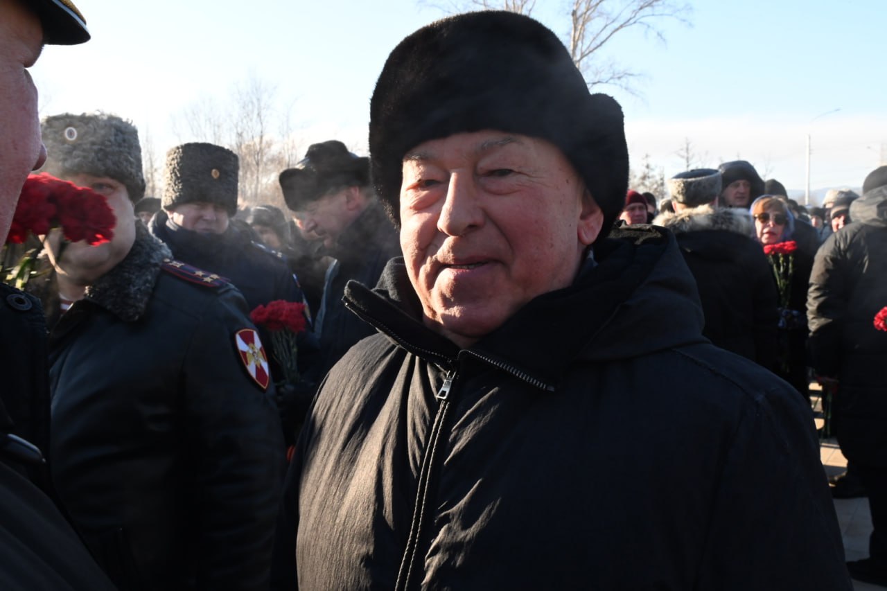 Каждый год в День защитника Отечества у Мемориала Победы собираются красноярцы разных поколений Каждый год в День защитника Отечества у Мемориала Победы собираются красноярцы разных поколений