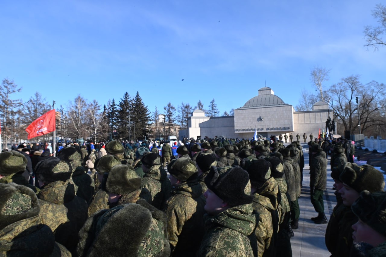 Каждый год в День защитника Отечества у Мемориала Победы собираются красноярцы разных поколений Каждый год в День защитника Отечества у Мемориала Победы собираются красноярцы разных поколений