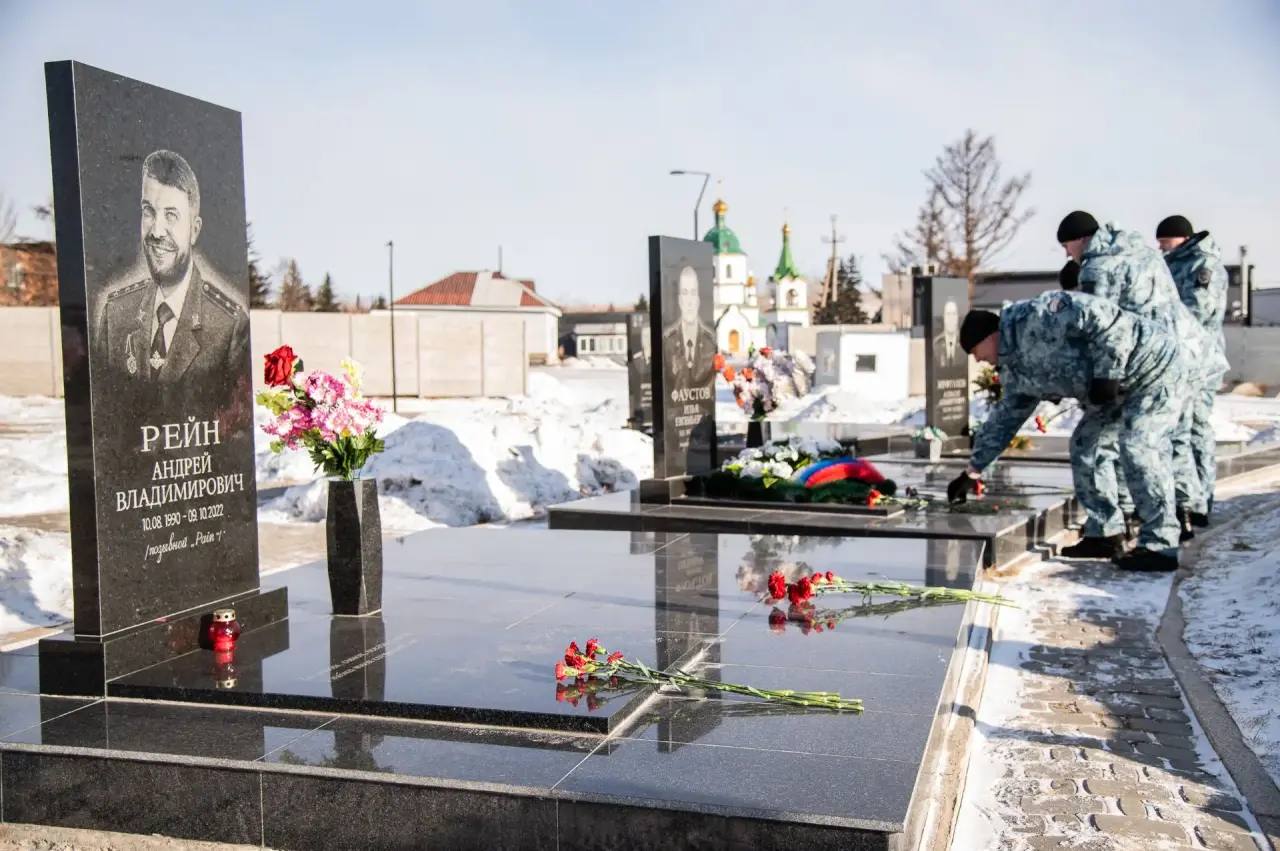 Красноярские полицейские почтили память коллег, погибших при исполнении служебных обязанностей в зоне проведения специальной военной операции Красноярские полицейские почтили память коллег, погибших при исполнении служебных обязанностей в зоне проведения специальной военной операции