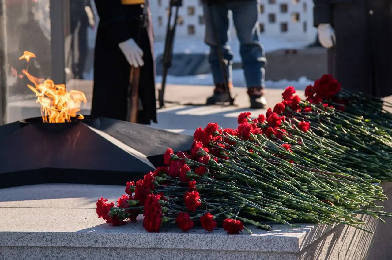 Начальник ГУ МВД России по Красноярскому краю Александр Соловьёв принял участие в церемонии возложения венков к Вечному огню на Мемориале Победы в День защитника Отечества Начальник ГУ МВД России по Красноярскому краю Александр Соловьёв принял участие в церемонии возложения венков к Вечному огню на Мемориале Победы в День защитника Отечества