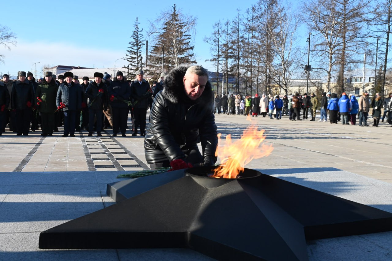 Каждый год в День защитника Отечества у Мемориала Победы собираются красноярцы разных поколений Каждый год в День защитника Отечества у Мемориала Победы собираются красноярцы разных поколений