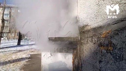 Трубы с горячей водой рванули на Крупской, 12 в Красноярске