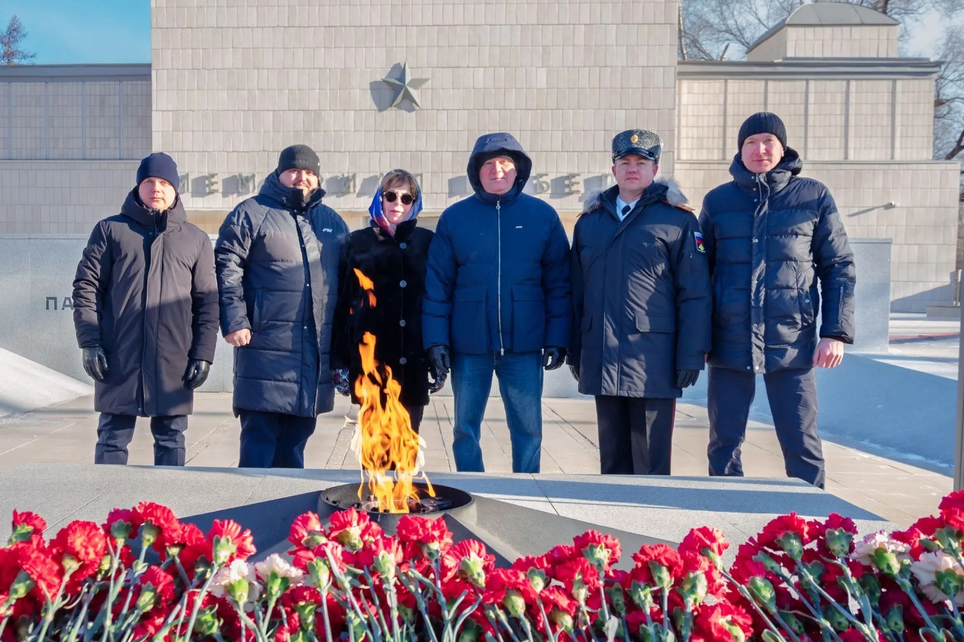 В День защитника Отечества депутаты Красноярского городского Совета приняли участие в церемонии возложения венков и цветов к Вечному огню на площади Победы В День защитника Отечества депутаты Красноярского городского Совета приняли участие в церемонии возложения венков и цветов к Вечному огню на площади Победы