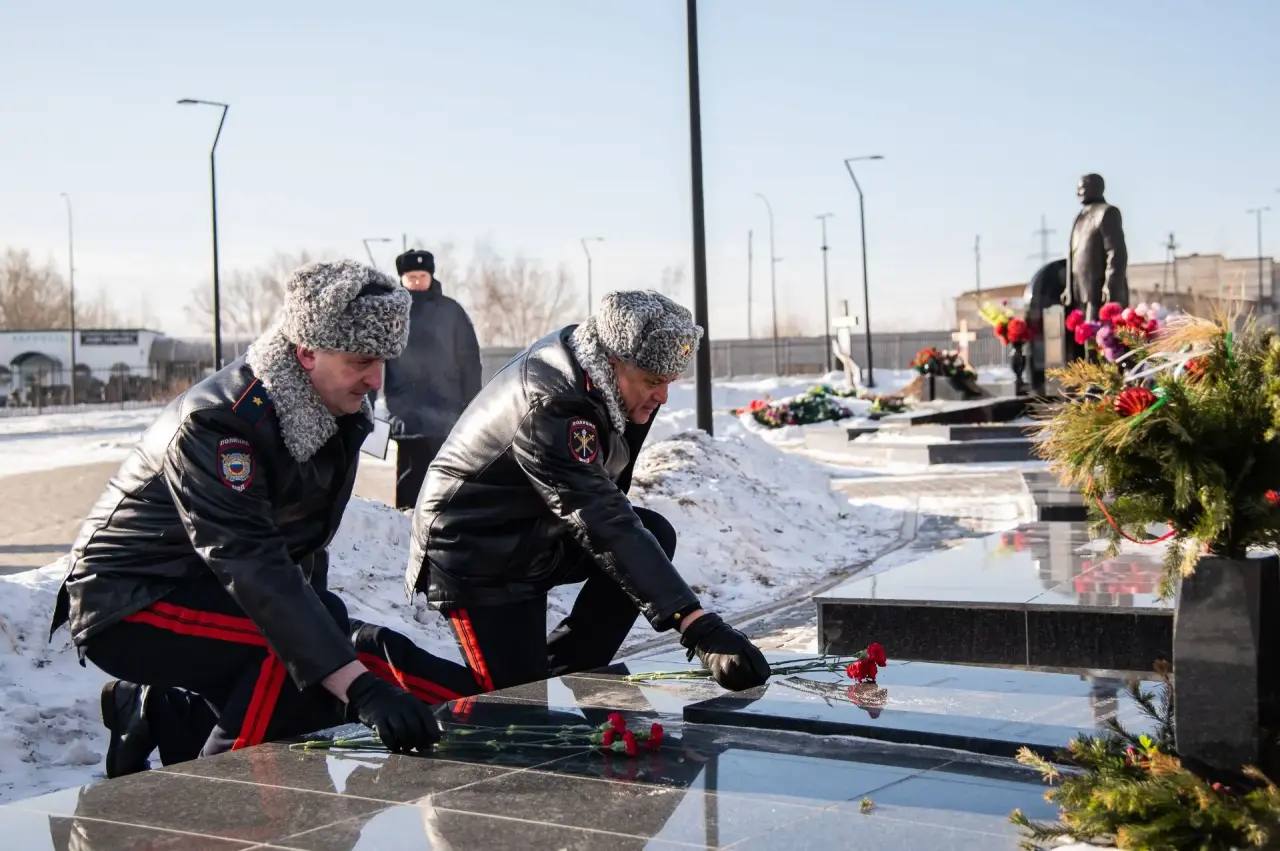 Красноярские полицейские почтили память коллег, погибших при исполнении служебных обязанностей в зоне проведения специальной военной операции