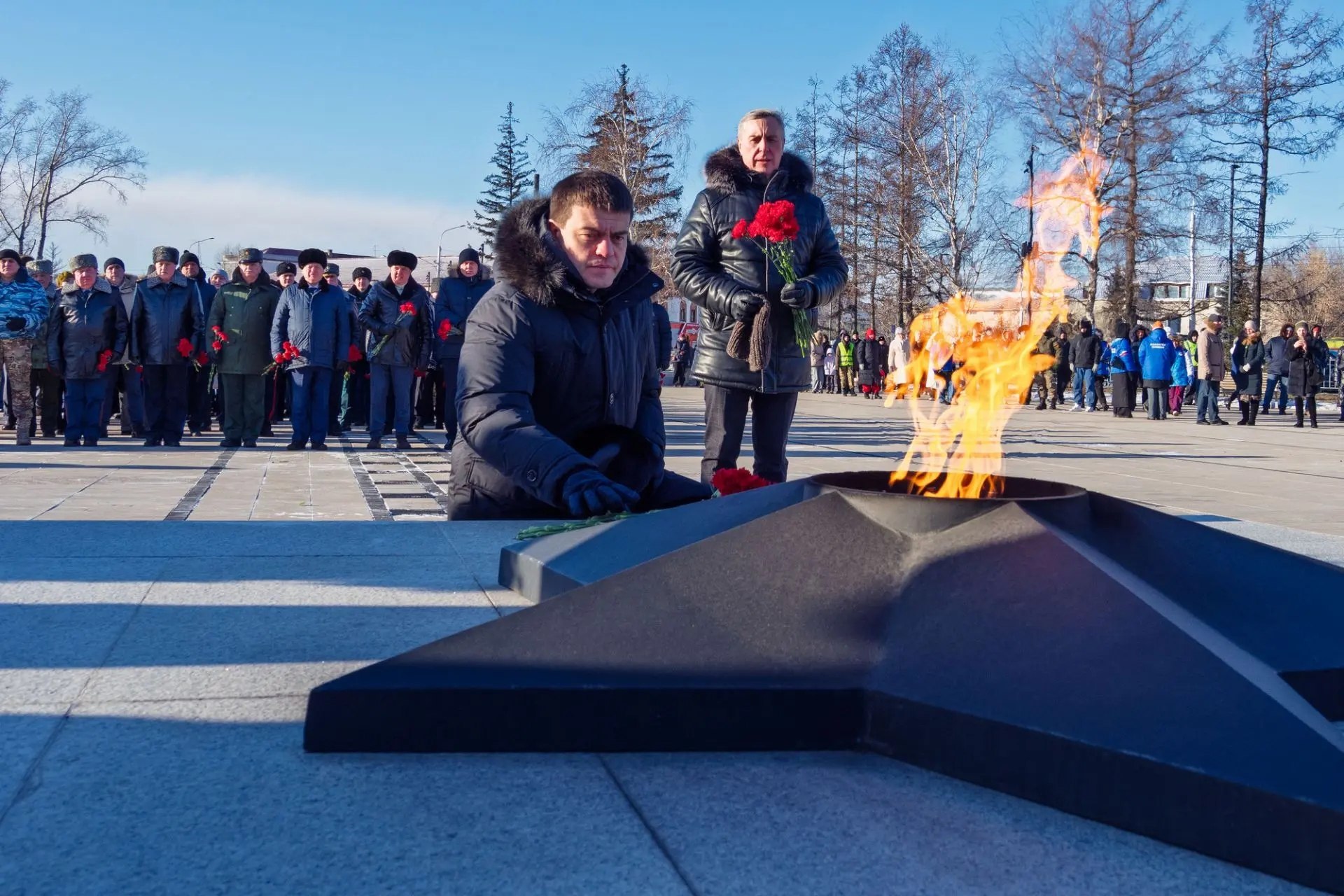 В День защитника Отечества депутаты Красноярского городского Совета приняли участие в церемонии возложения венков и цветов к Вечному огню на площади Победы В День защитника Отечества депутаты Красноярского городского Совета приняли участие в церемонии возложения венков и цветов к Вечному огню на площади Победы