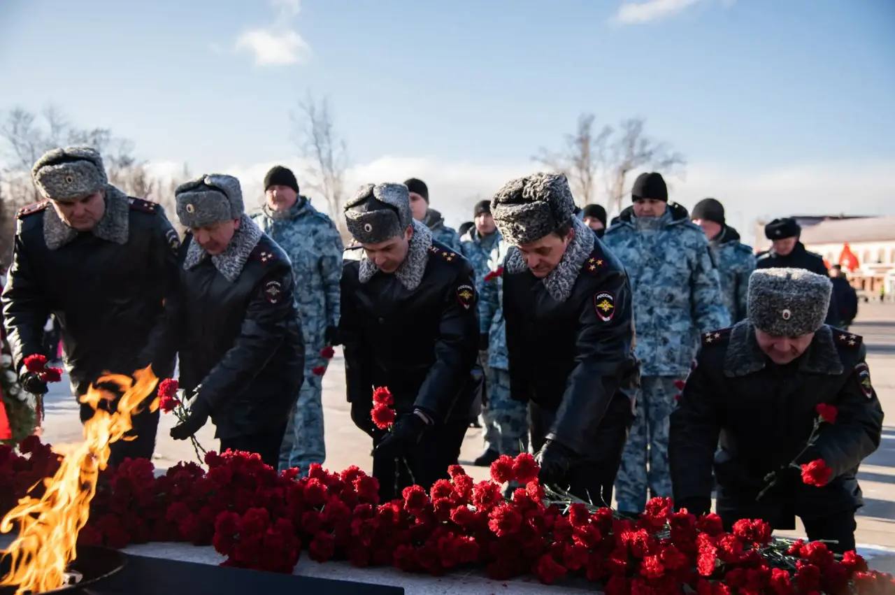 Начальник ГУ МВД России по Красноярскому краю Александр Соловьёв принял участие в церемонии возложения венков к Вечному огню на Мемориале Победы в День защитника Отечества Начальник ГУ МВД России по Красноярскому краю Александр Соловьёв принял участие в церемонии возложения венков к Вечному огню на Мемориале Победы в День защитника Отечества