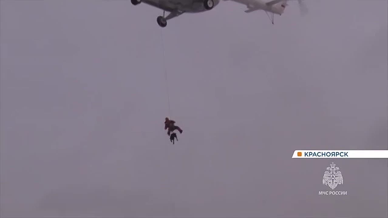 Сибирские спасатели провели учения по беспарашютному десантированию