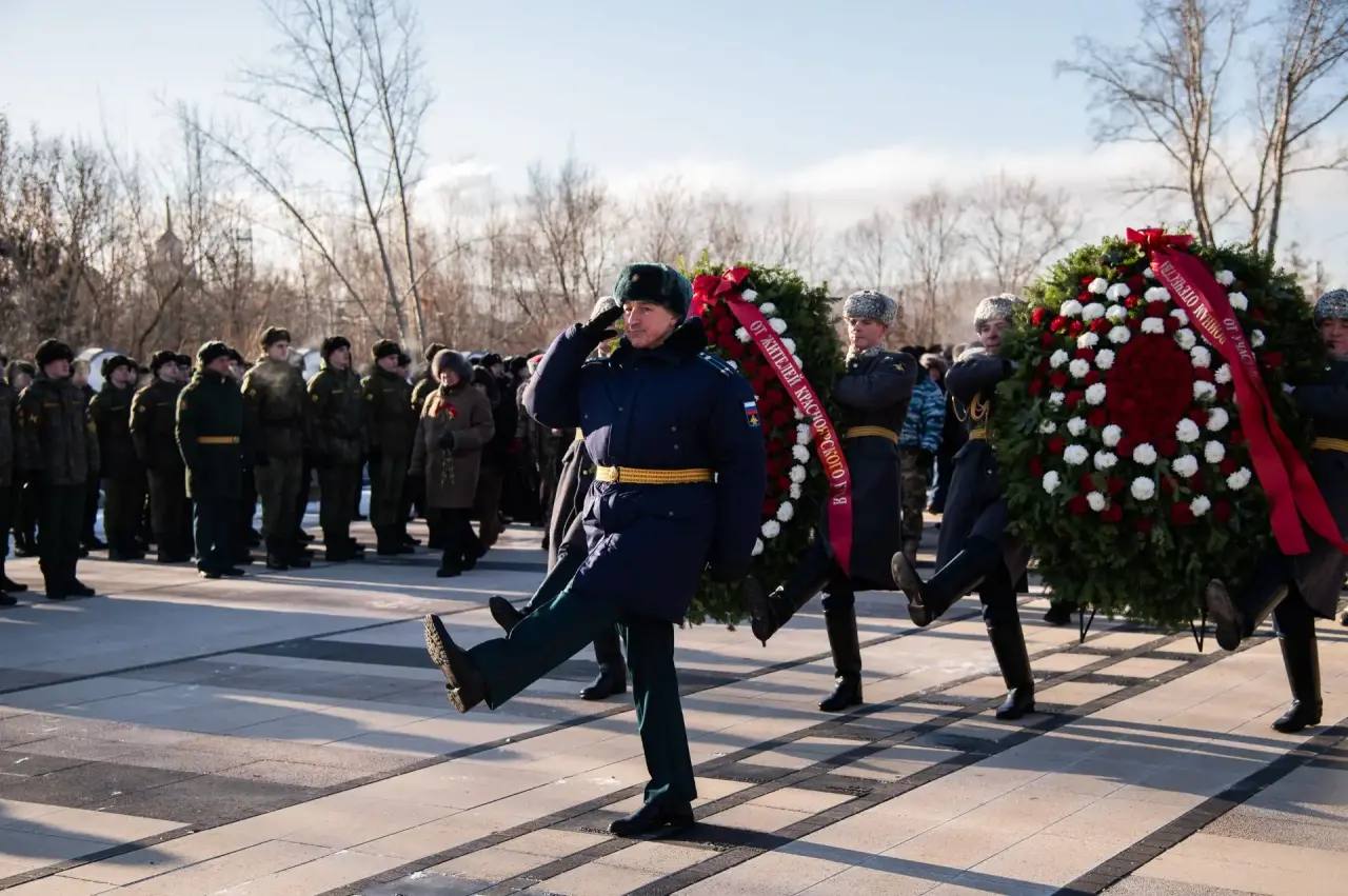 Начальник ГУ МВД России по Красноярскому краю Александр Соловьёв принял участие в церемонии возложения венков к Вечному огню на Мемориале Победы в День защитника Отечества Начальник ГУ МВД России по Красноярскому краю Александр Соловьёв принял участие в церемонии возложения венков к Вечному огню на Мемориале Победы в День защитника Отечества