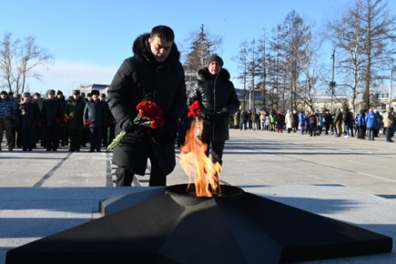 Каждый год в День защитника Отечества у Мемориала Победы собираются красноярцы разных поколений