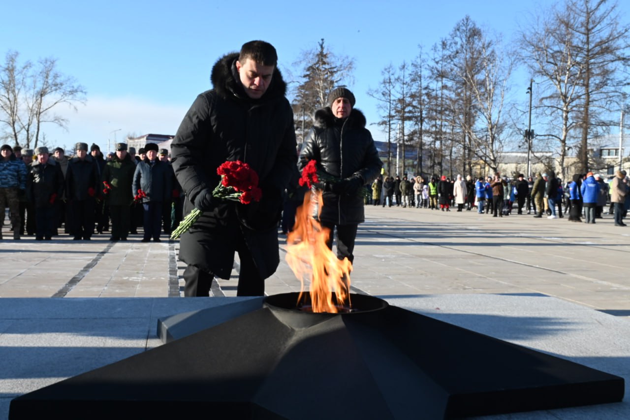 Каждый год в День защитника Отечества у Мемориала Победы собираются красноярцы разных поколений