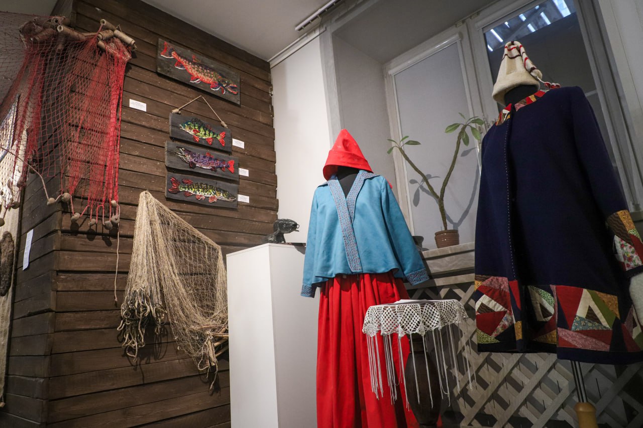 И у камней есть тайны…. В руках у Александра Заики, археолога, преподавателя Красноярского педуниверситета, — продолговатый булыжник возрастом в несколько тысяч лет И у камней есть тайны…. В руках у Александра Заики, археолога, преподавателя Красноярского педуниверситета, — продолговатый булыжник возрастом в несколько тысяч лет