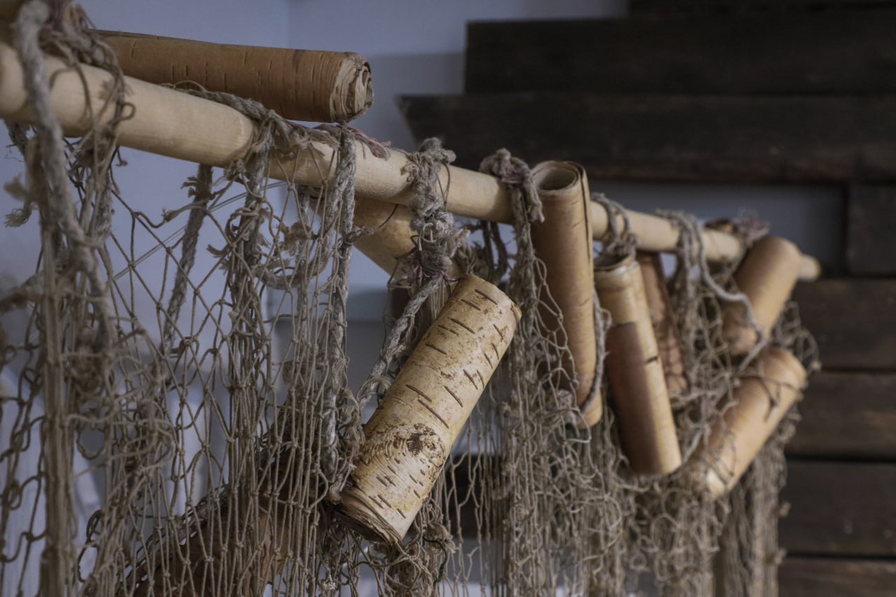 И у камней есть тайны…. В руках у Александра Заики, археолога, преподавателя Красноярского педуниверситета, — продолговатый булыжник возрастом в несколько тысяч лет И у камней есть тайны…. В руках у Александра Заики, археолога, преподавателя Красноярского педуниверситета, — продолговатый булыжник возрастом в несколько тысяч лет