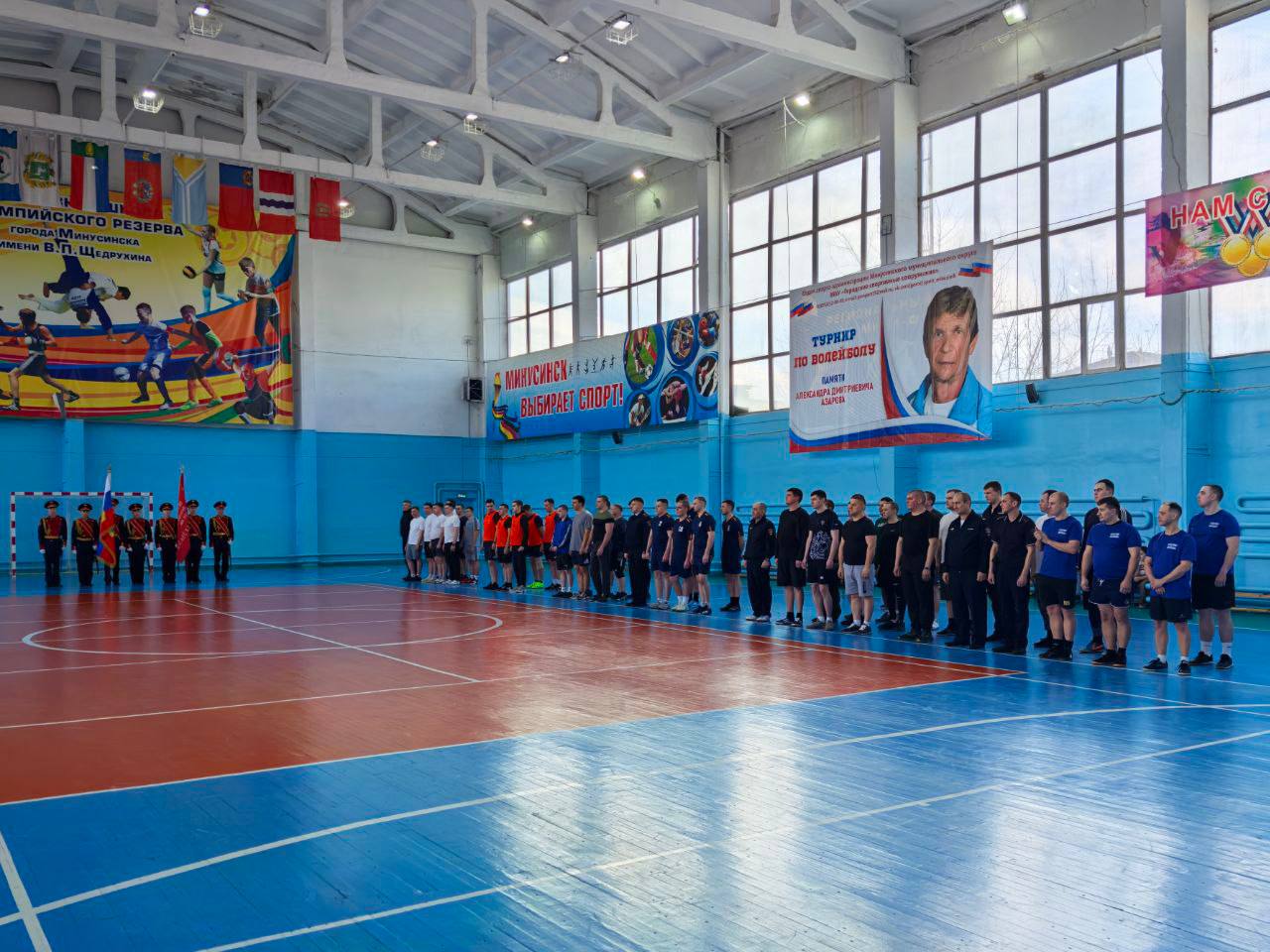 Сотрудники Межмуниципального отдела МВД России «Минусинский» доказали, что они готовы защищать Родину не только в служебных кабинетах, но и на футбольном поле Сотрудники Межмуниципального отдела МВД России «Минусинский» доказали, что они готовы защищать Родину не только в служебных кабинетах, но и на футбольном поле