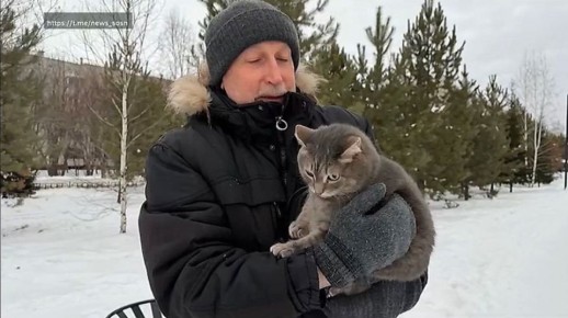 В Сосновоборске местная знаменитость — кот Кузя, который выходит на прогулку с хозяином в любую погоду