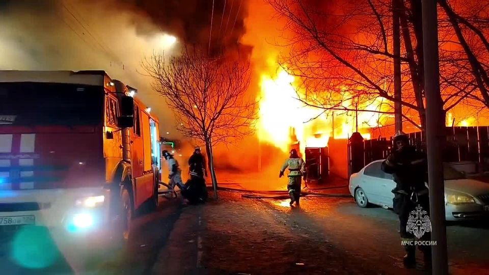 Сотрудники МЧС России ликвидируют пожар в Красноярске