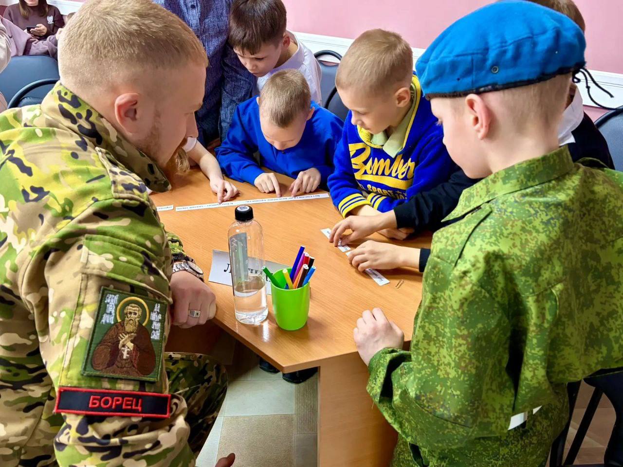 Полицейские и общественники встретили День защитника Отечества вместе с детьми Полицейские и общественники встретили День защитника Отечества вместе с детьми