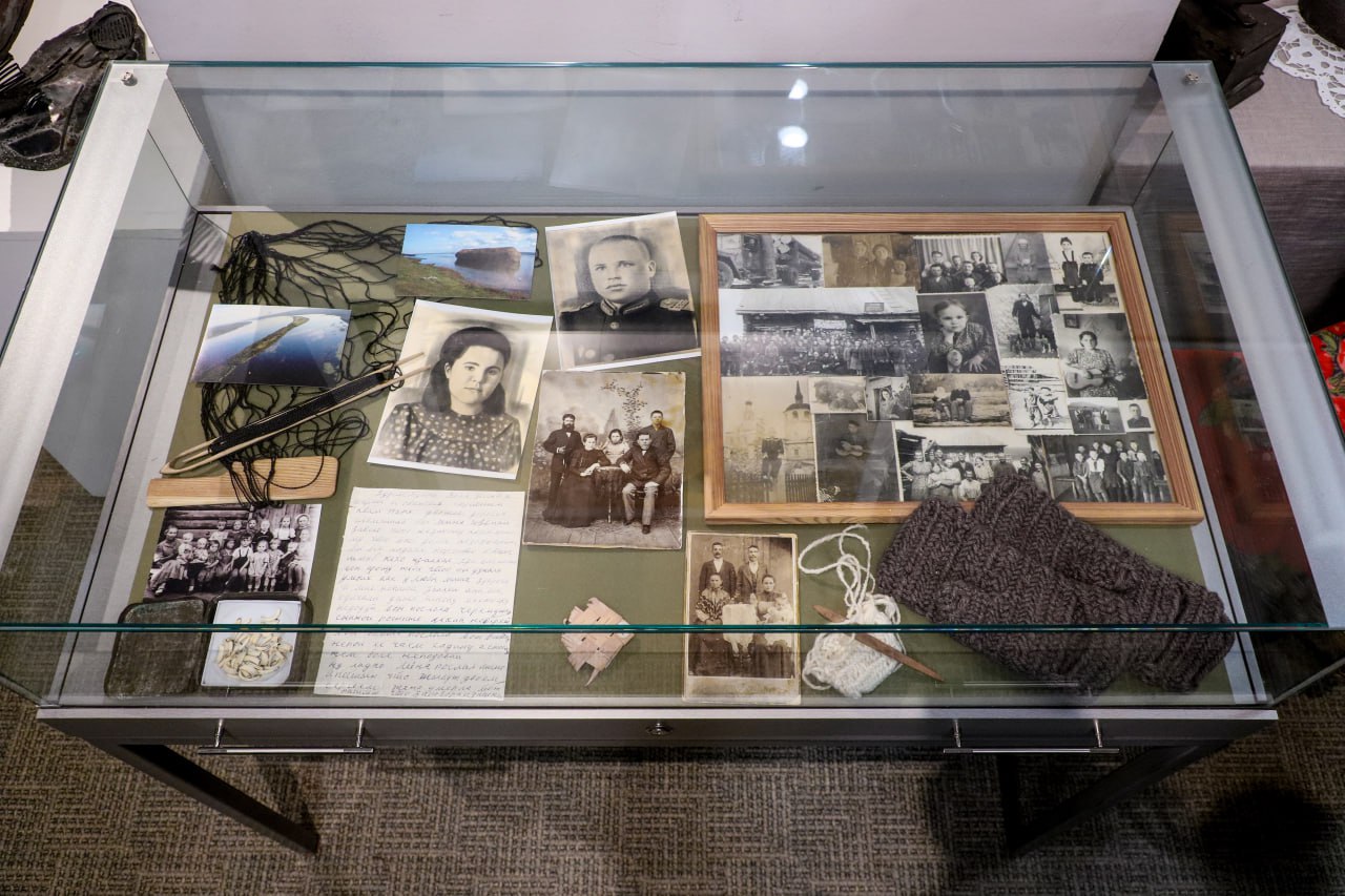 И у камней есть тайны…. В руках у Александра Заики, археолога, преподавателя Красноярского педуниверситета, — продолговатый булыжник возрастом в несколько тысяч лет И у камней есть тайны…. В руках у Александра Заики, археолога, преподавателя Красноярского педуниверситета, — продолговатый булыжник возрастом в несколько тысяч лет