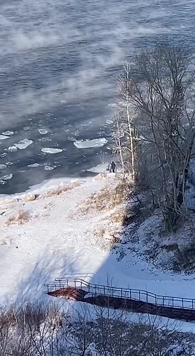 В Красноярске подростки резвились на плывущей льдине