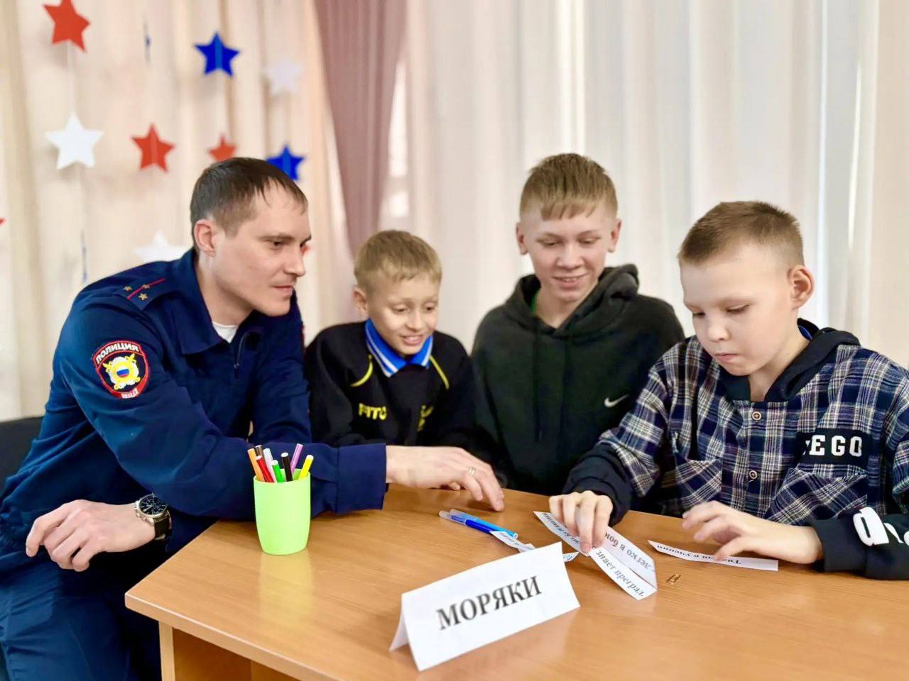 Полицейские и общественники встретили День защитника Отечества вместе с детьми Полицейские и общественники встретили День защитника Отечества вместе с детьми