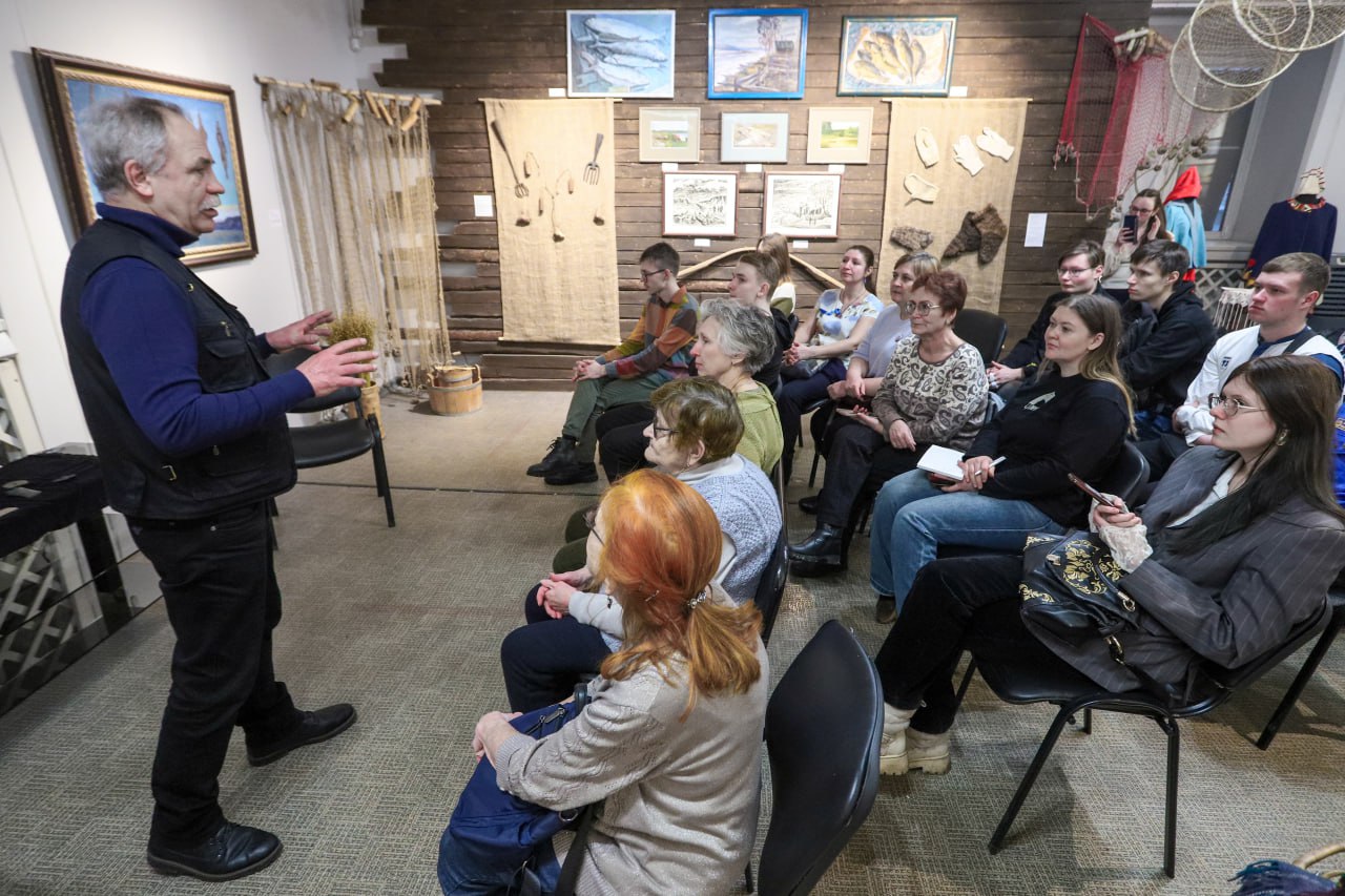 И у камней есть тайны…. В руках у Александра Заики, археолога, преподавателя Красноярского педуниверситета, — продолговатый булыжник возрастом в несколько тысяч лет И у камней есть тайны…. В руках у Александра Заики, археолога, преподавателя Красноярского педуниверситета, — продолговатый булыжник возрастом в несколько тысяч лет