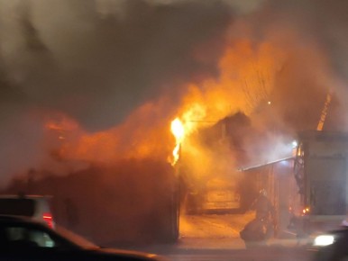 Телеграм-канал «Красноярск-Пожарный» пишет, что площадь пожара составляет 300 квадратных метров — здание полностью объято огнем